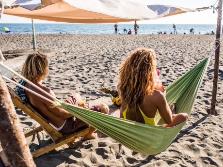 jeunes a la plage devant coucher de soleil