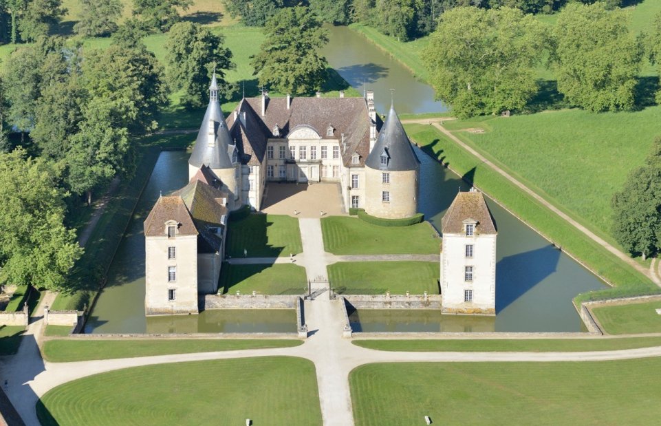 Le château de Commarin vue du ciel 