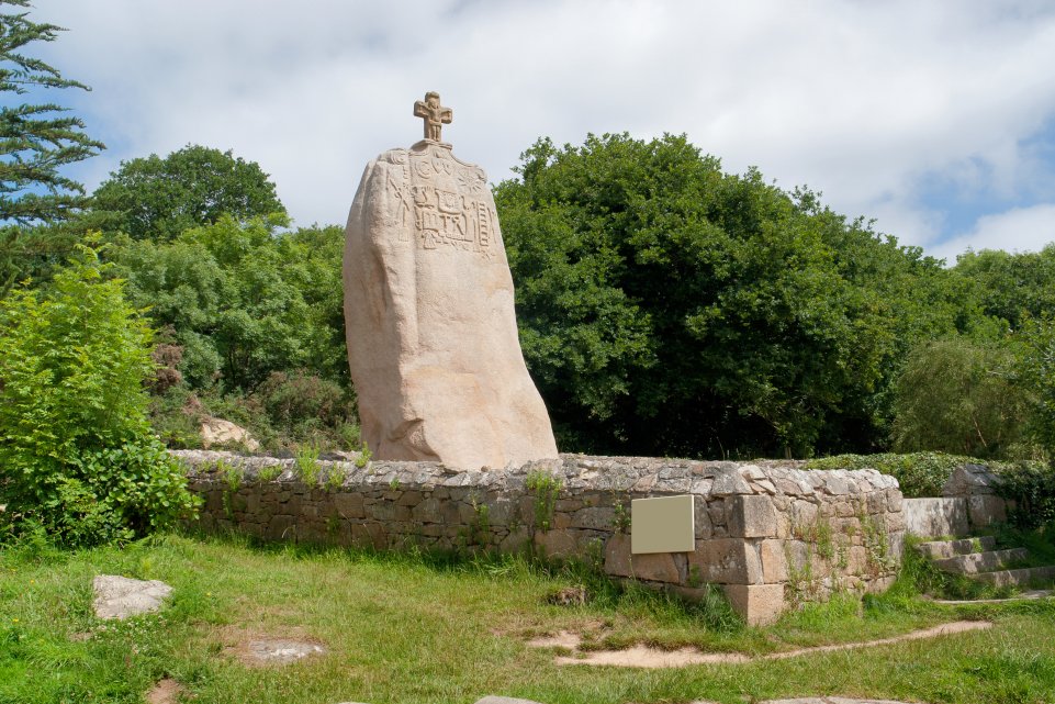 Menhir des Saint-Uzec