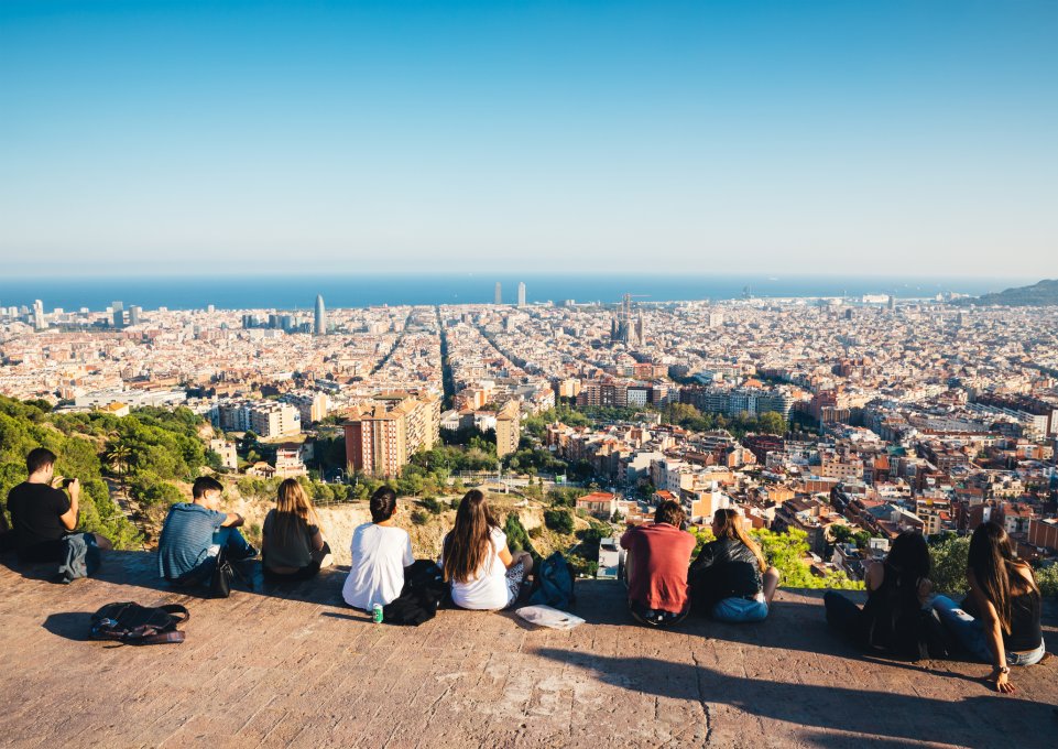 Jeune face à la vue de Barcelone