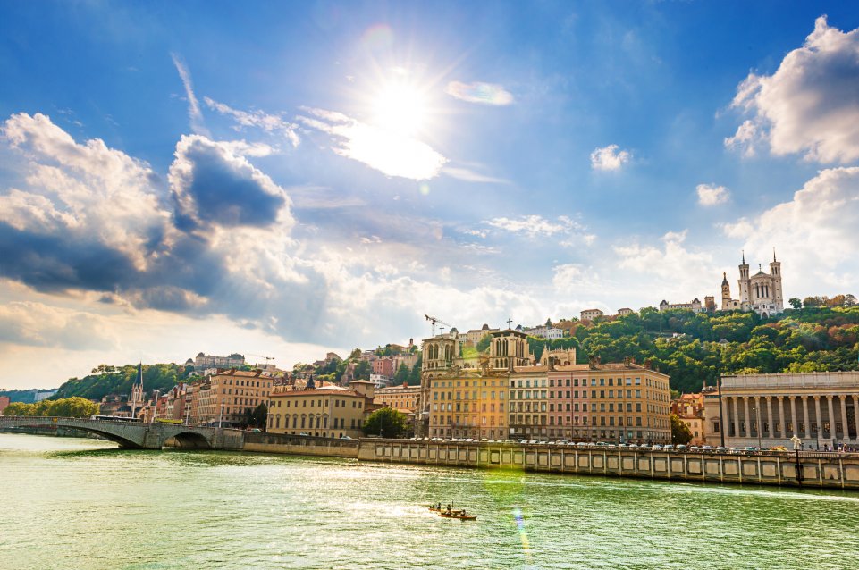 Vue sur les quais de Lyon et la basilique Fourvière