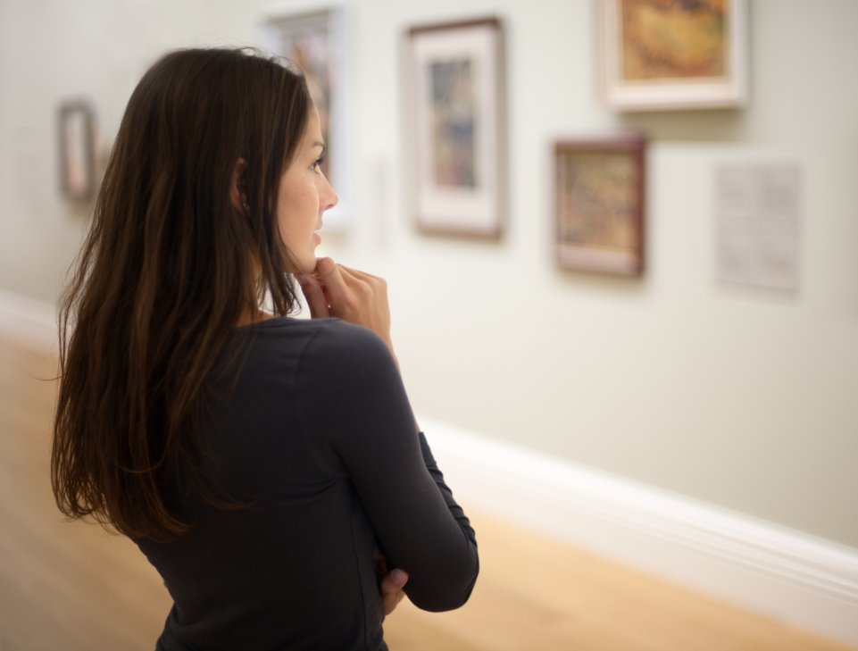 Tour of a museum of art 