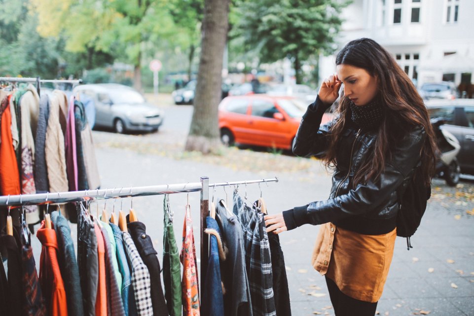 Brocante rue femme friperie