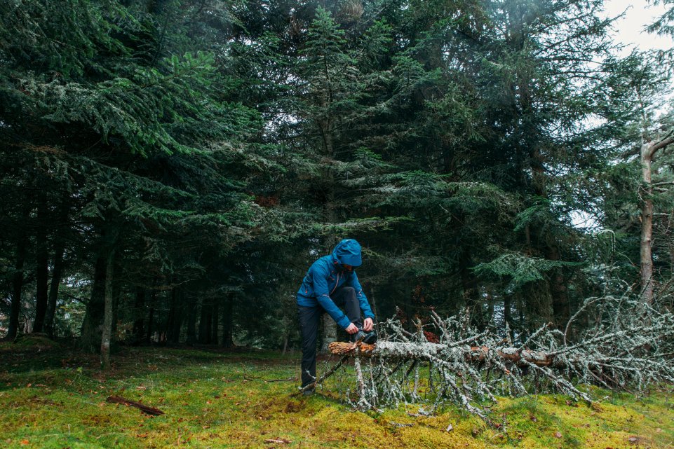Homme dans la forêt du Lac du Pêcher
