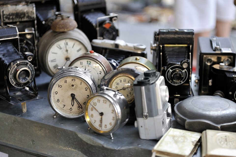 Réveils étal brocante appareil photo vieux antiquités