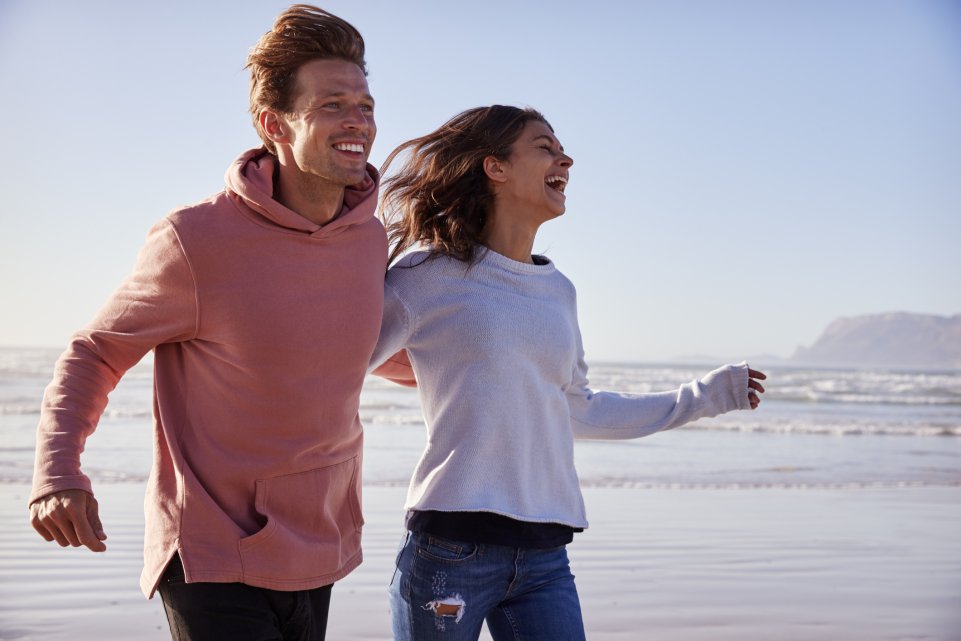 couple plage heureux 