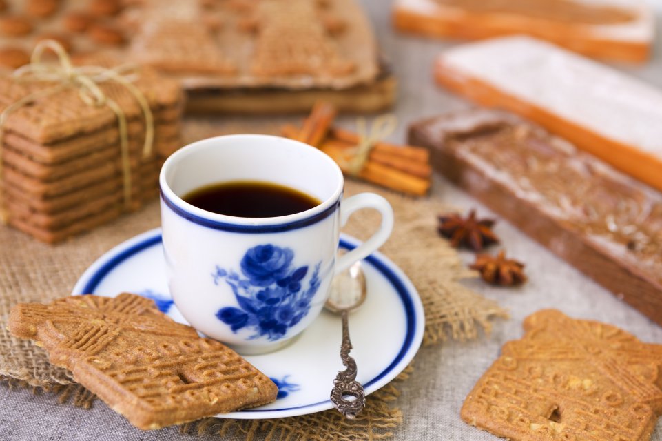 Un café avec un speculoos