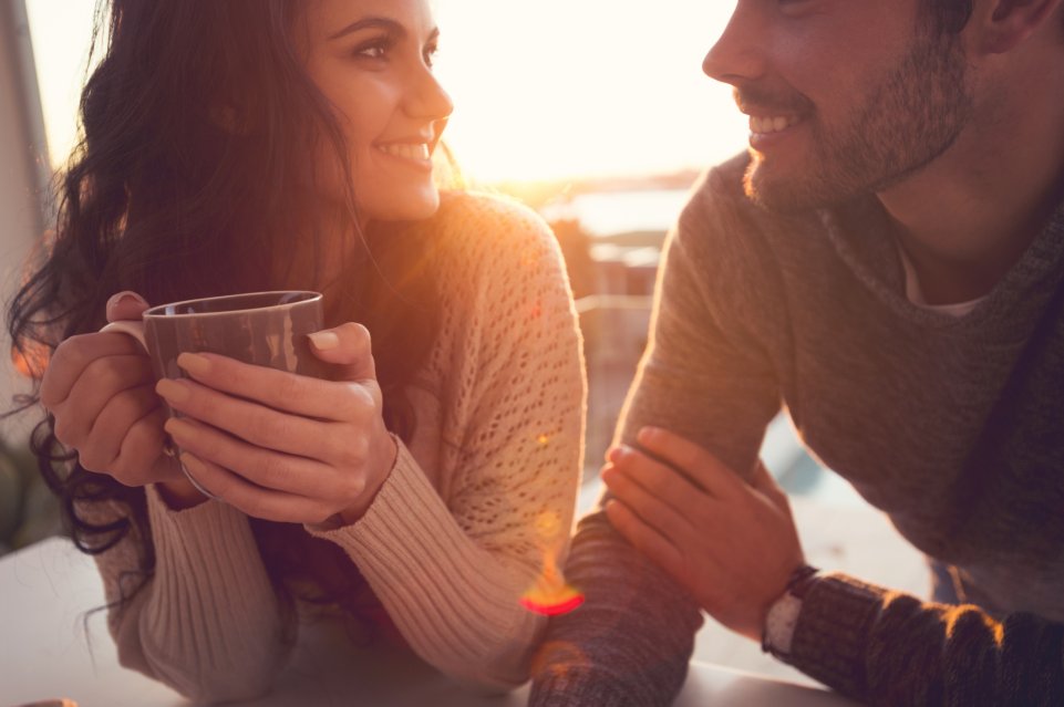 couple intime sunset