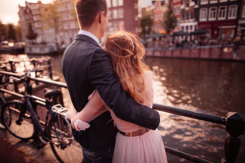 couple qui s'enlace sur les quais