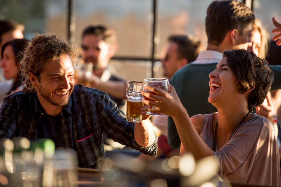 couple qui rigole avec une bière