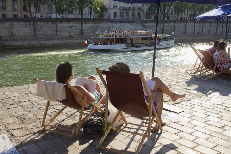 filles chaises longues paris