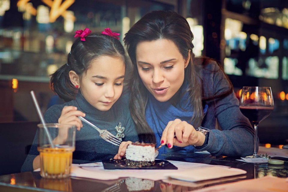 Mère et sa fille au restaurant