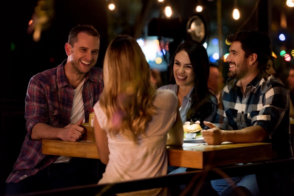 Amis dans un bar