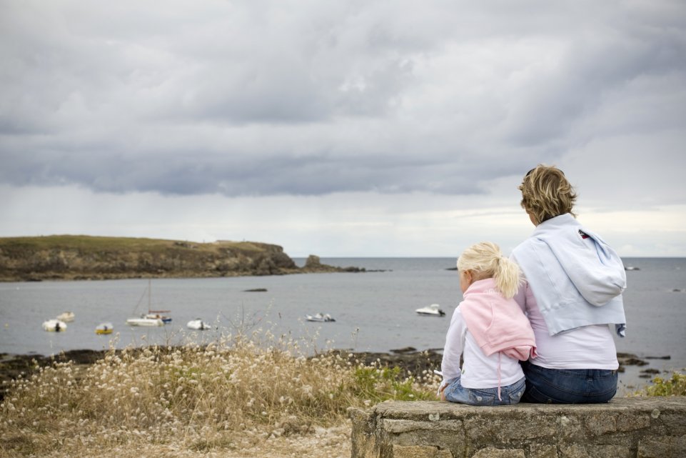 mère et fille falaise mer bretagne