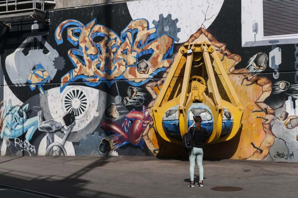 fille street art zurich ouest 