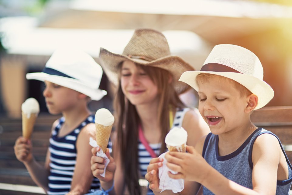 enfants mangent glace