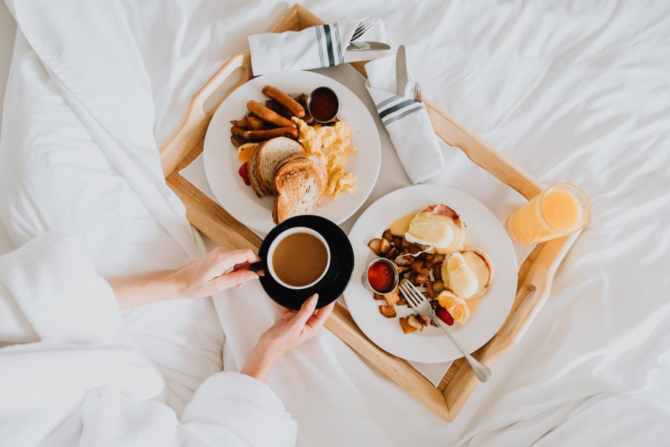 Un petit déjeuner sur un lit