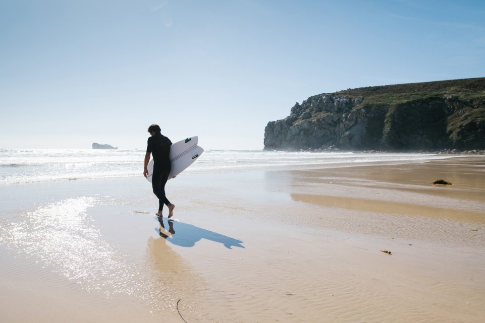 surfeur et sa planche bretagne