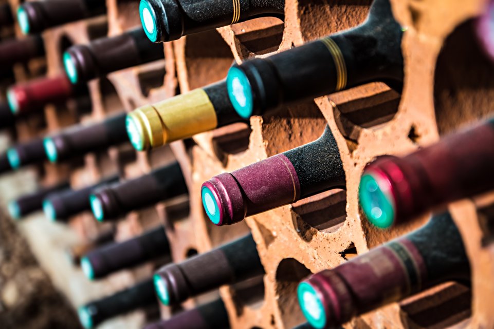 Rangée de bouteilles de vin