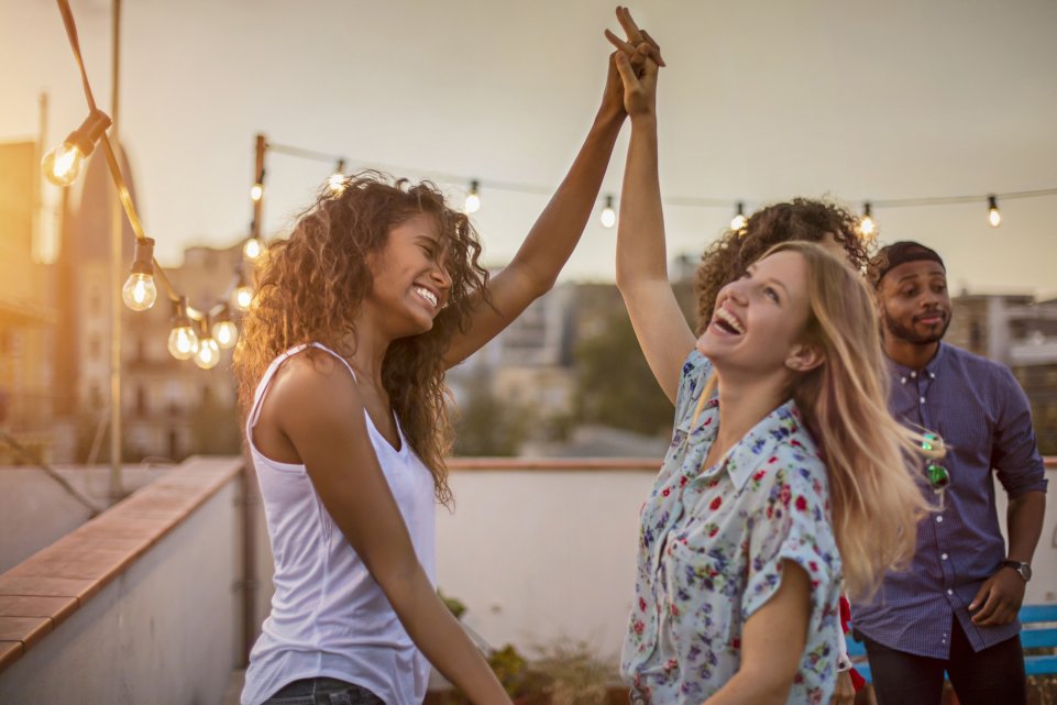 copines qui dansent en rooftop