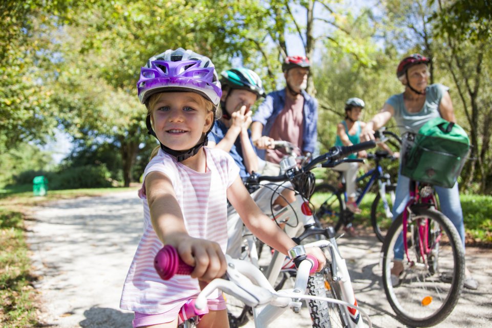 Famille à vélo dans la forêt