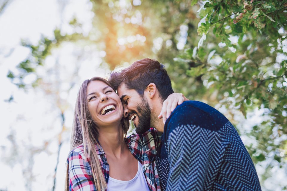 couple heureux dans un parc