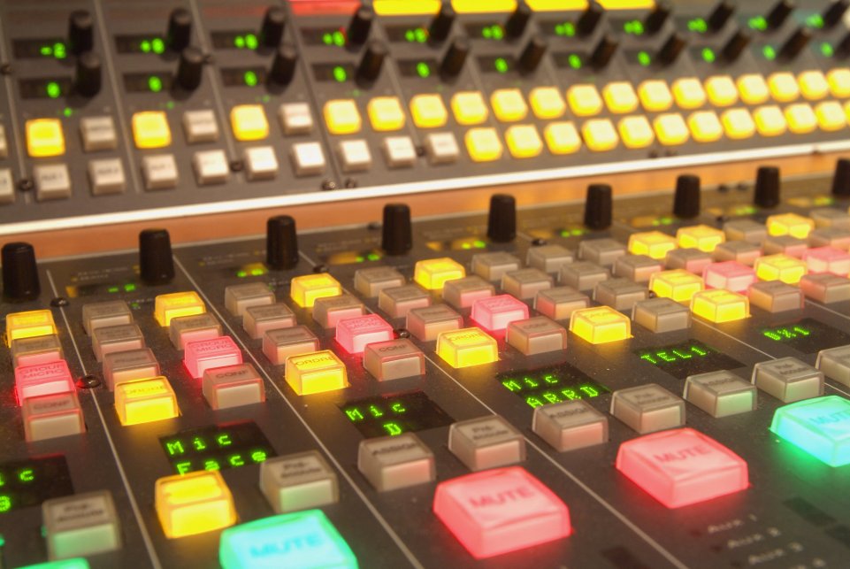 Une console de mixage dans un studio de Radio France
