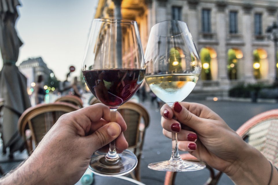 deux personnes qui boivent du vin à bordeaux