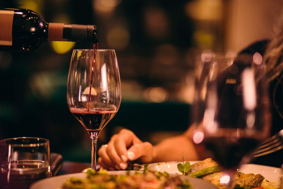 Un verre de vin à table