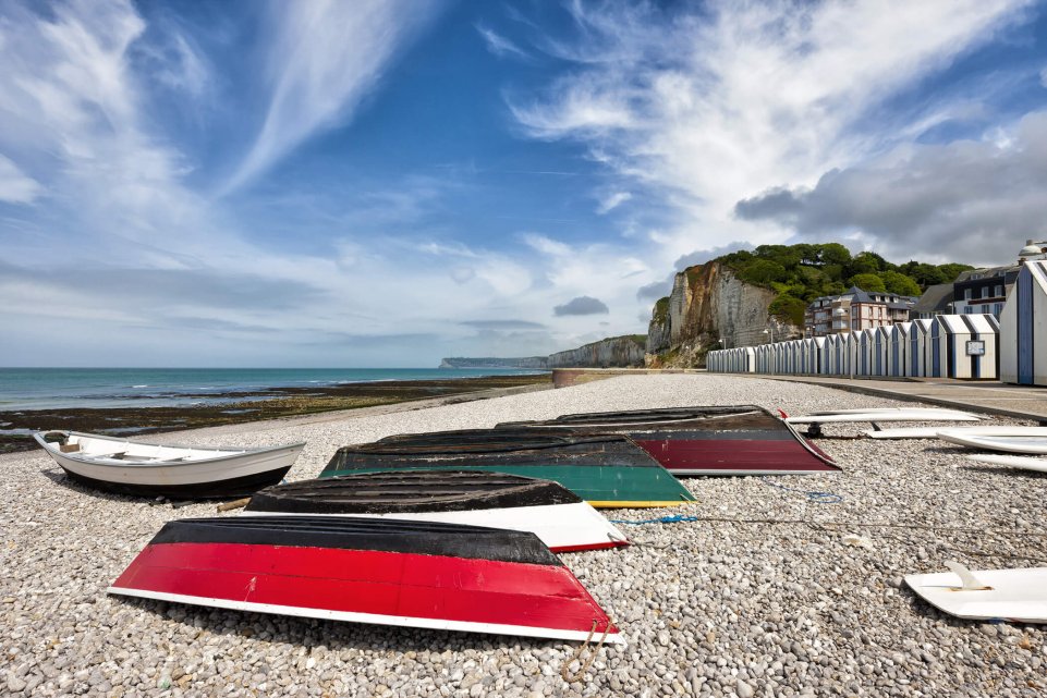 Des bateaux sur le bord de la plage