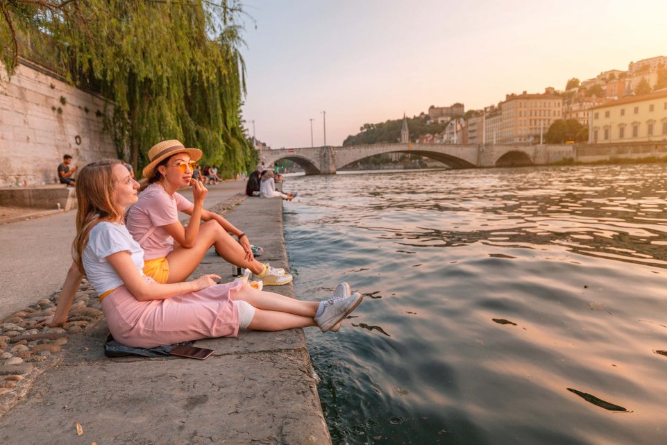 Des femmes au bord de la Saône