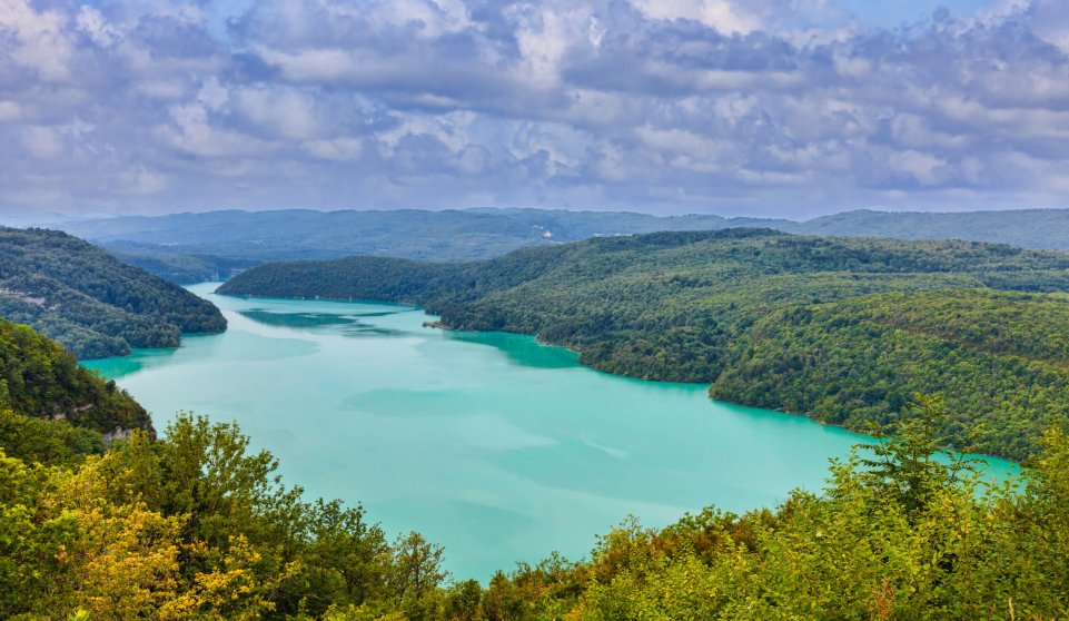Le lac de Vouglans dans le Jura
