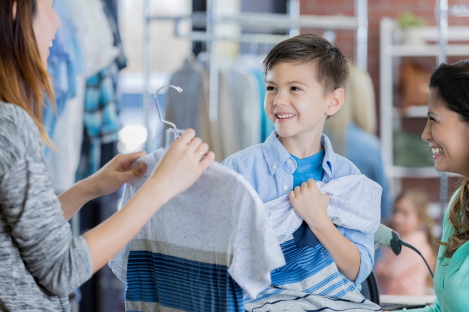 Un petit garçon fait du shopping avec sa maman