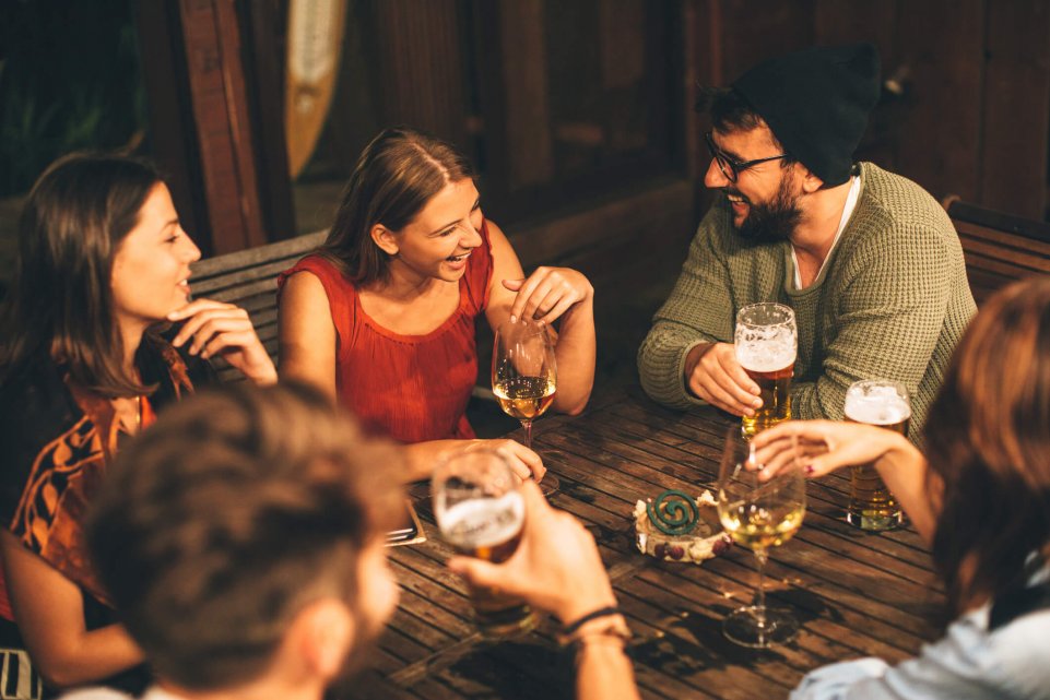 Boire un verre entre amis 