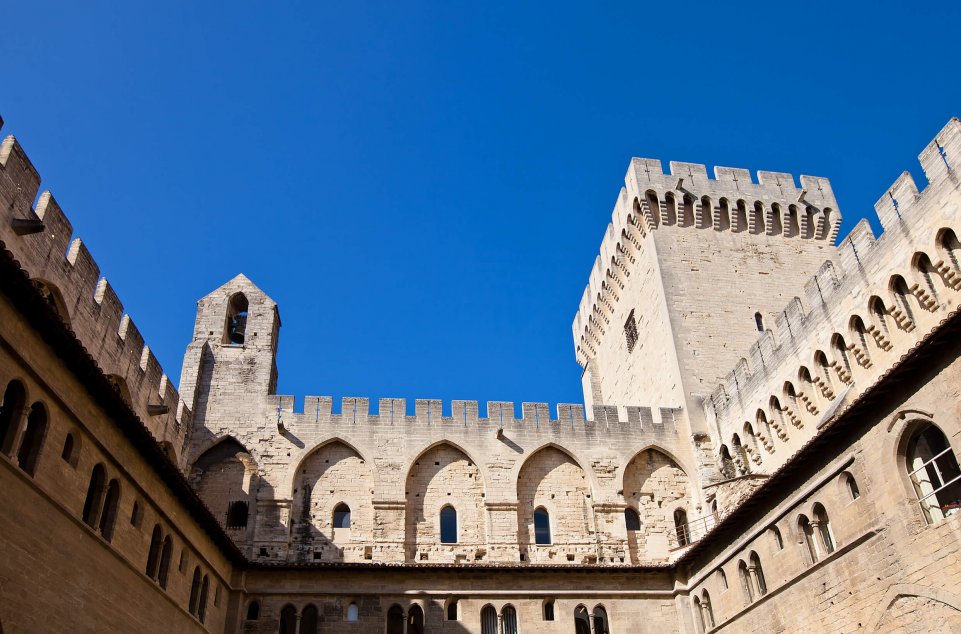 Palais des papes cour intérieure