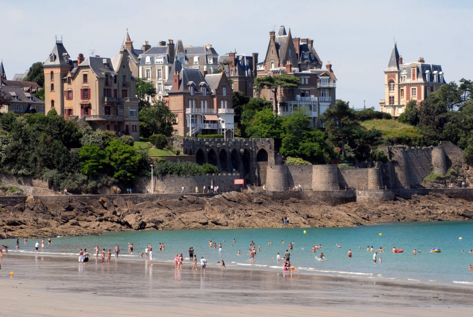 Les villas Belle Epoque et la plage de Dinard
