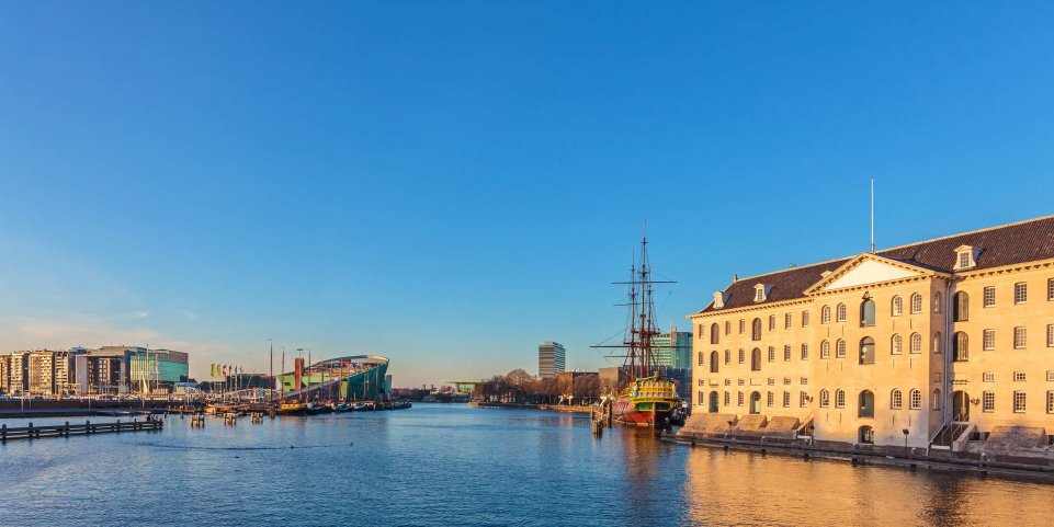 Vue sur le musée de la navigation à Amsterdam 