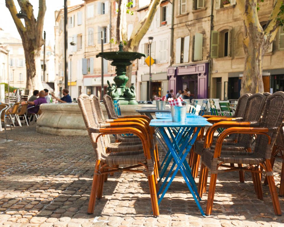 Terrasse de café sur la place  à Avignon