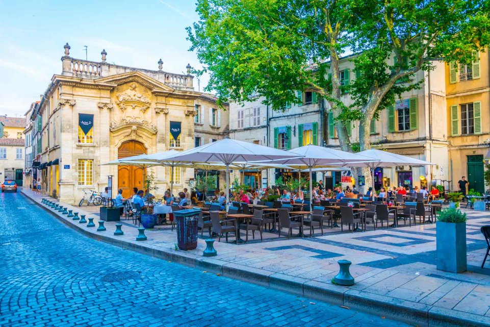 Terrasse de café sur la place Crillon à Avignon
