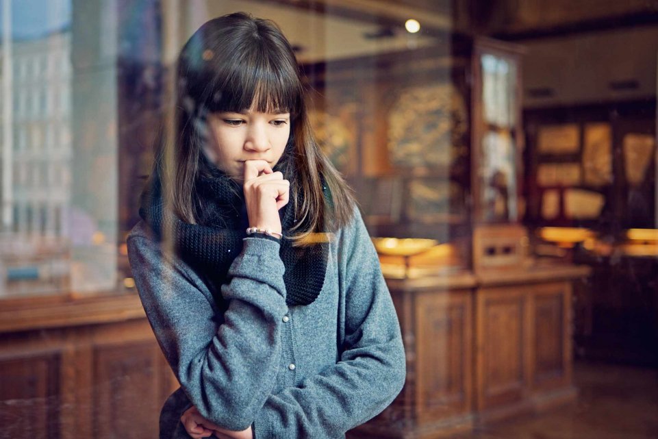 jeune fille dans un musée 