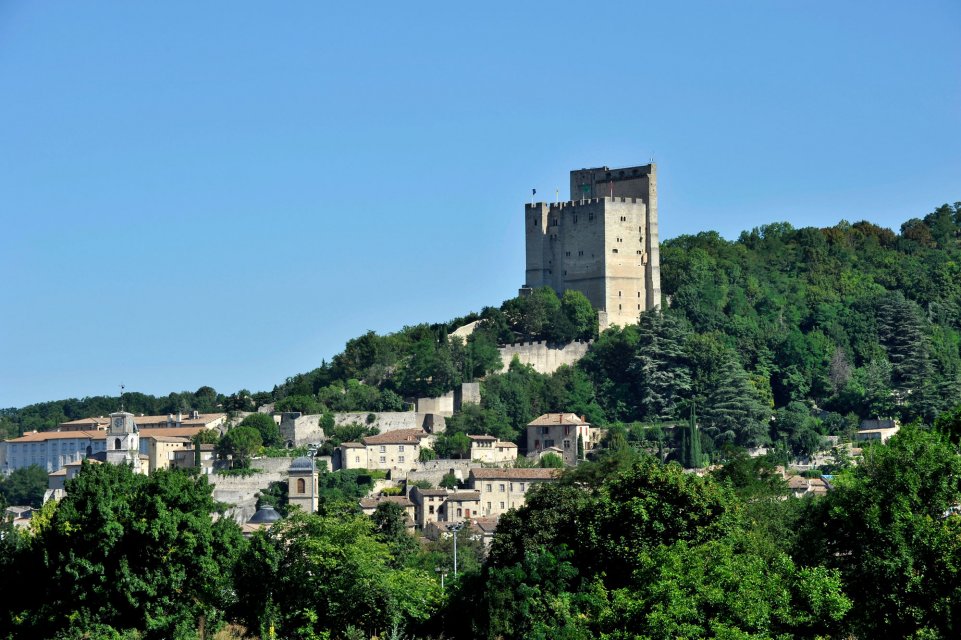La Tour de Crest surplombant la ville, un des plus hauts donjons de France