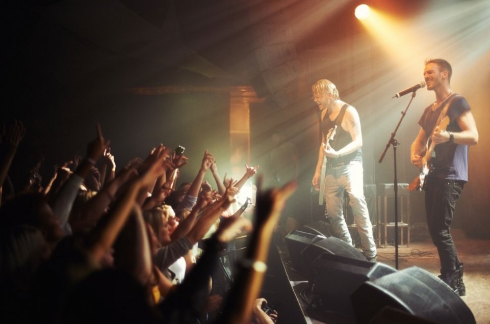 musiciens dans une salle de concert