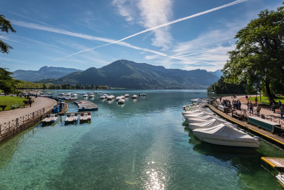 Pédalos et bateaux sur le lac d'Annecy