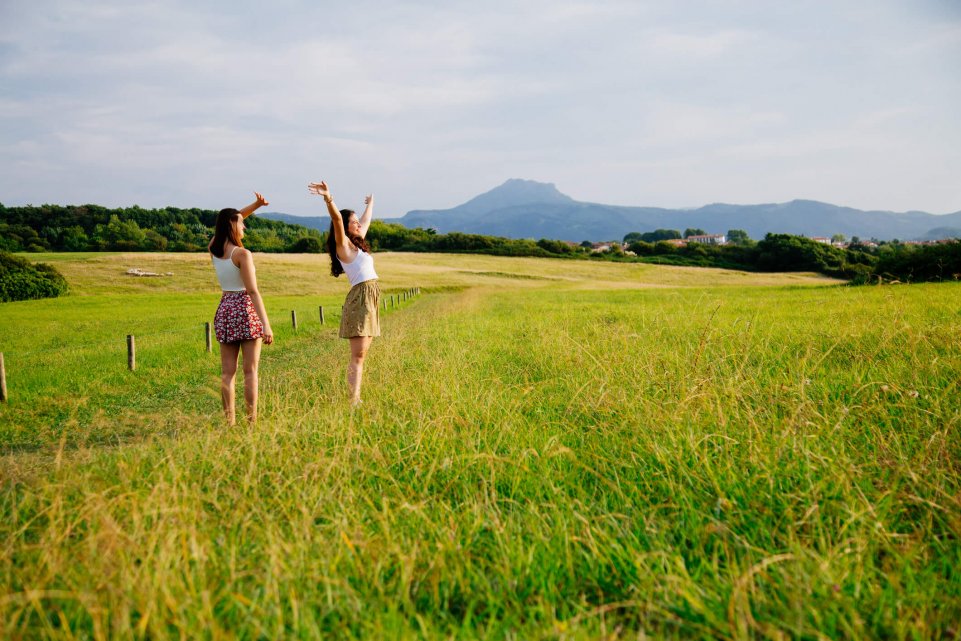Jeunes filles dans un champ