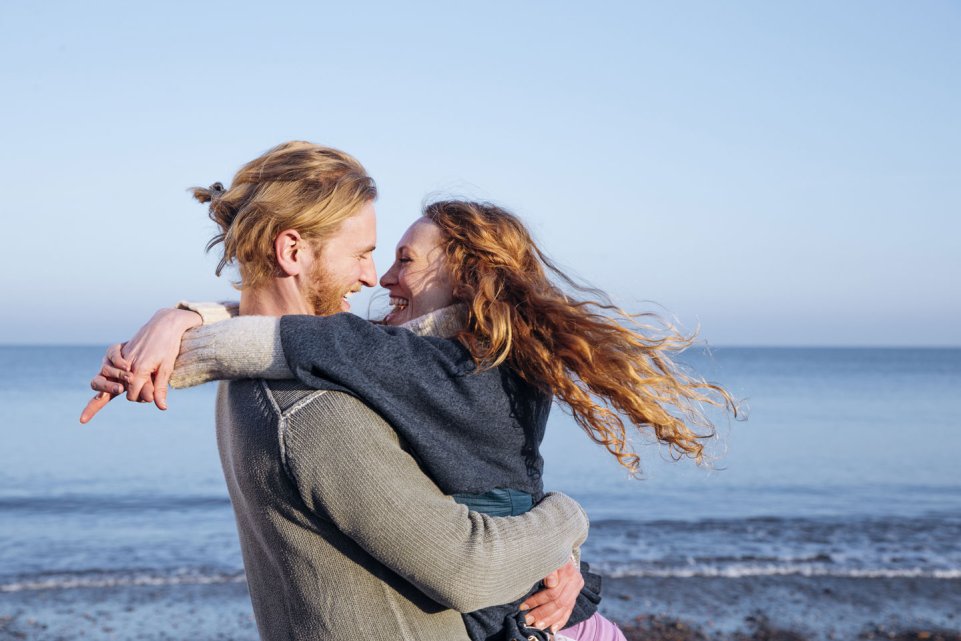 Couple heureux sur la plage 