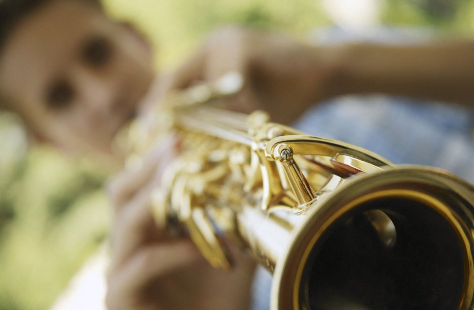 Musicien d'instrument à vent dans une fanfare à l'extérieur