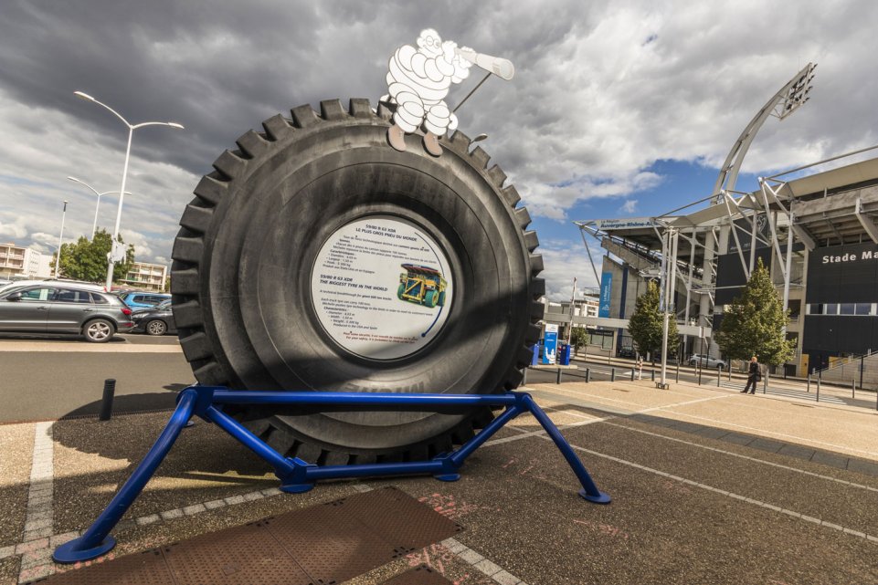 homme michelin au musee l aventure de michelin