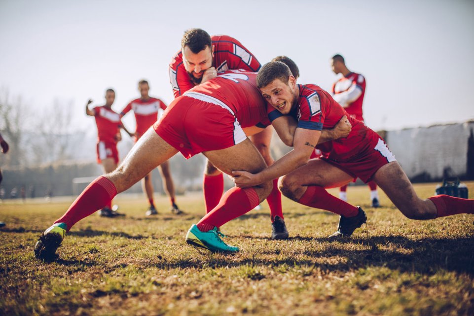hommes qui font du rugby