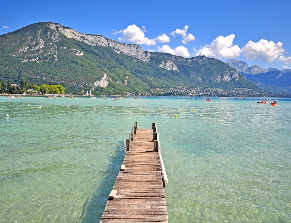 Ponton sur le lac d'Annecy