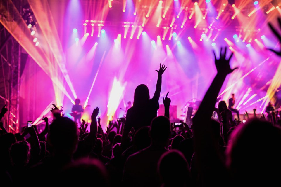 Festivaliers les mains en l'air